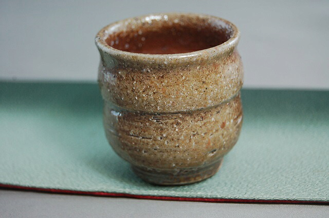 焼締 長ぐいのみ 　おちょこ　文部大臣奨励賞受賞作家 荒川明作　木箱付き こだわりのギフト 還暦祝い などの贈り物に最適 無料ラッピング　egu-40
