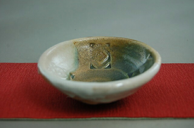 鳴海織部 ぐいのみ 文部殿上人推しすすめる賞勝ちえる書き手 荒川明作  木箱付き添い人 こだわりの差し上げ物 還暦お祝い などの差し上げ物に至適  無料ラッピング dgu-25 酒器-ワイン・バー・酒用品-ぐい呑み・おちょこ