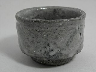 唐津ぐいのみ おちょこ 文部大臣奨励賞受賞作家 荒川明作　木箱付き こだわりのギフト 還暦祝い などの贈り物に最適 無料ラッピング　kgu-16