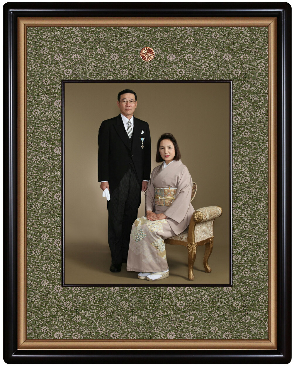 叙勲額縁　勲記　褒章　木製フレーム　写真額四ッ切サイズ　高級叙勲額桜材 602-5 セピア