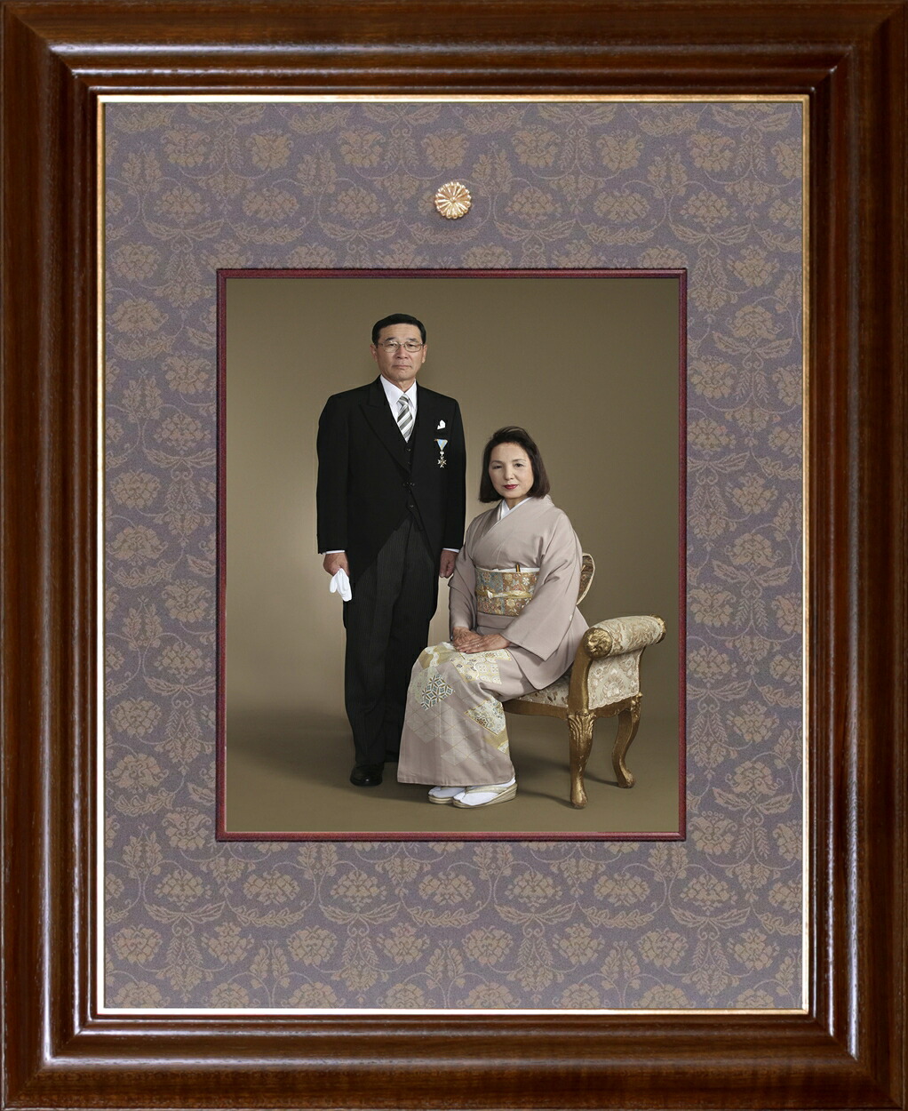 叙勲額縁　勲記　褒章　木製フレーム　写真額四ッ切サイズ　高級叙勲額チーク材 110-5