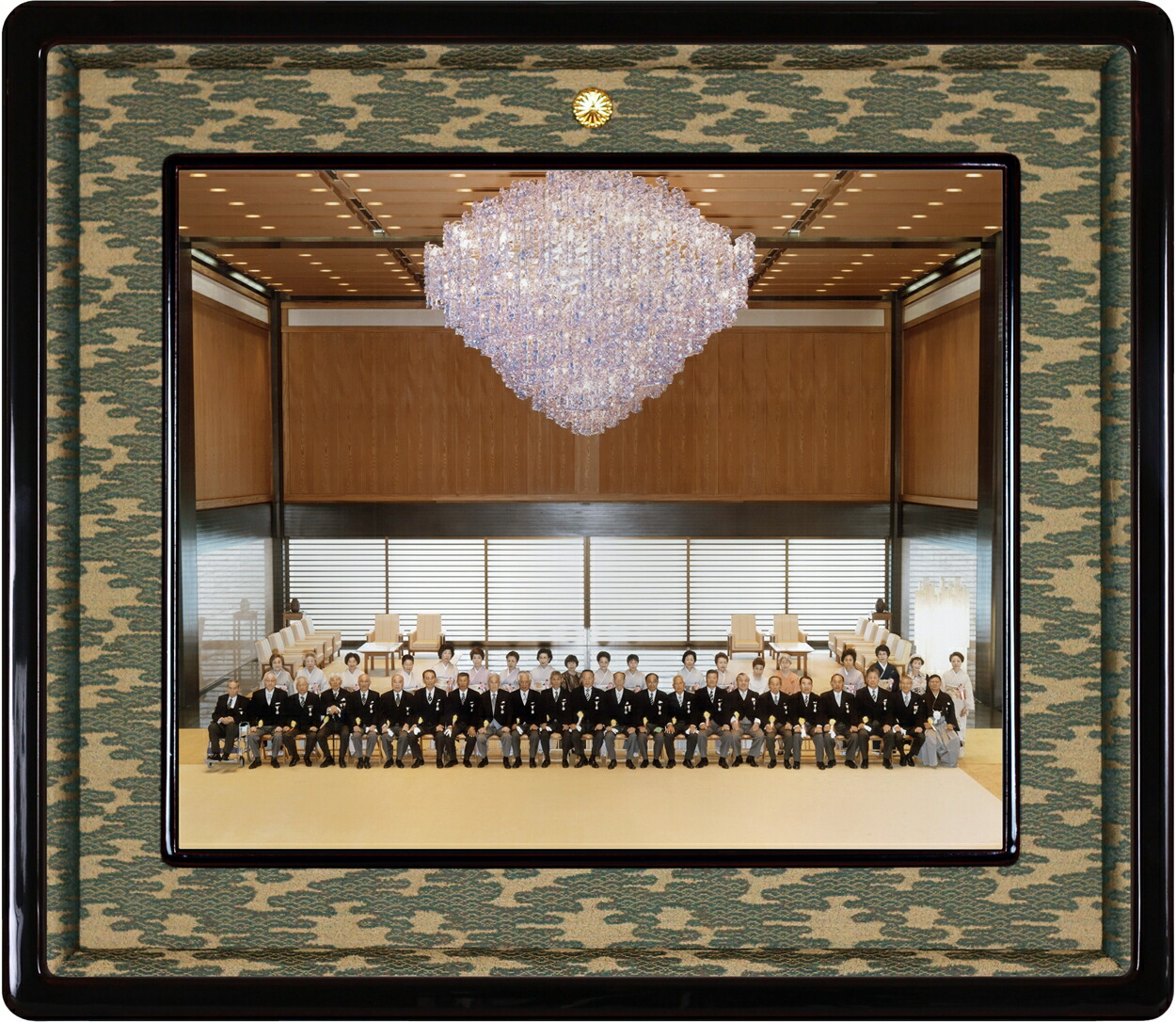 楽天市場】叙勲額縁 勲記 褒章 木製フレーム 写真額半切・四ッ切サイズ