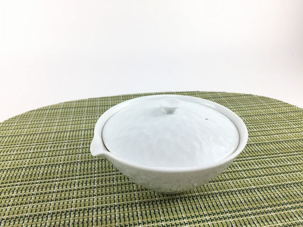 【大売り出し継続期間 全品10％Off引き換え証 \u0026 P10倍】有田焼 李荘窯 105S宝品急須.白磁槌目【130竓(満水) 11珊 茶器 きゅうす 白いこと】【宝瓶 煎茶 玉露 絞り出し ほうひん 持ち手のない急須】