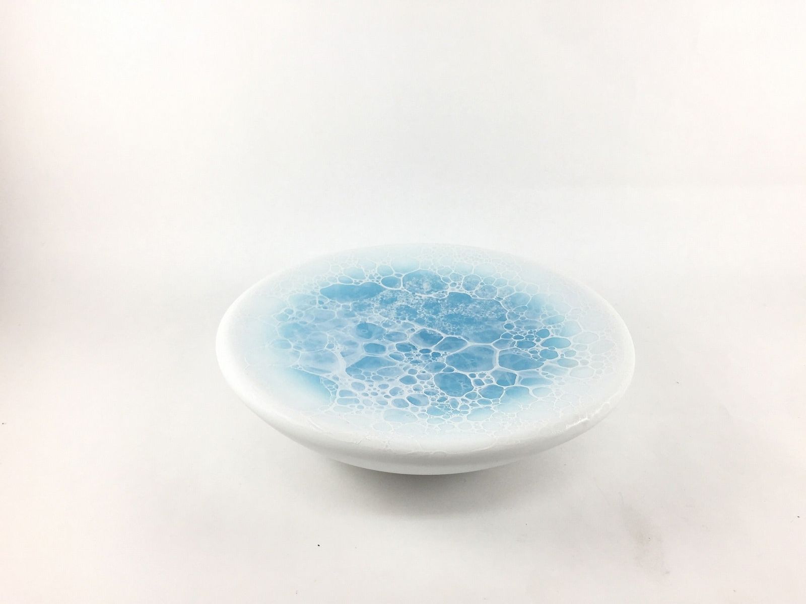 有田焼 やま平窯 エッグシェル18cmステージ皿 内ブルー白泡 【18cm 皿 高台皿 青色】【内ブルー白泡中空6寸ステージ皿】