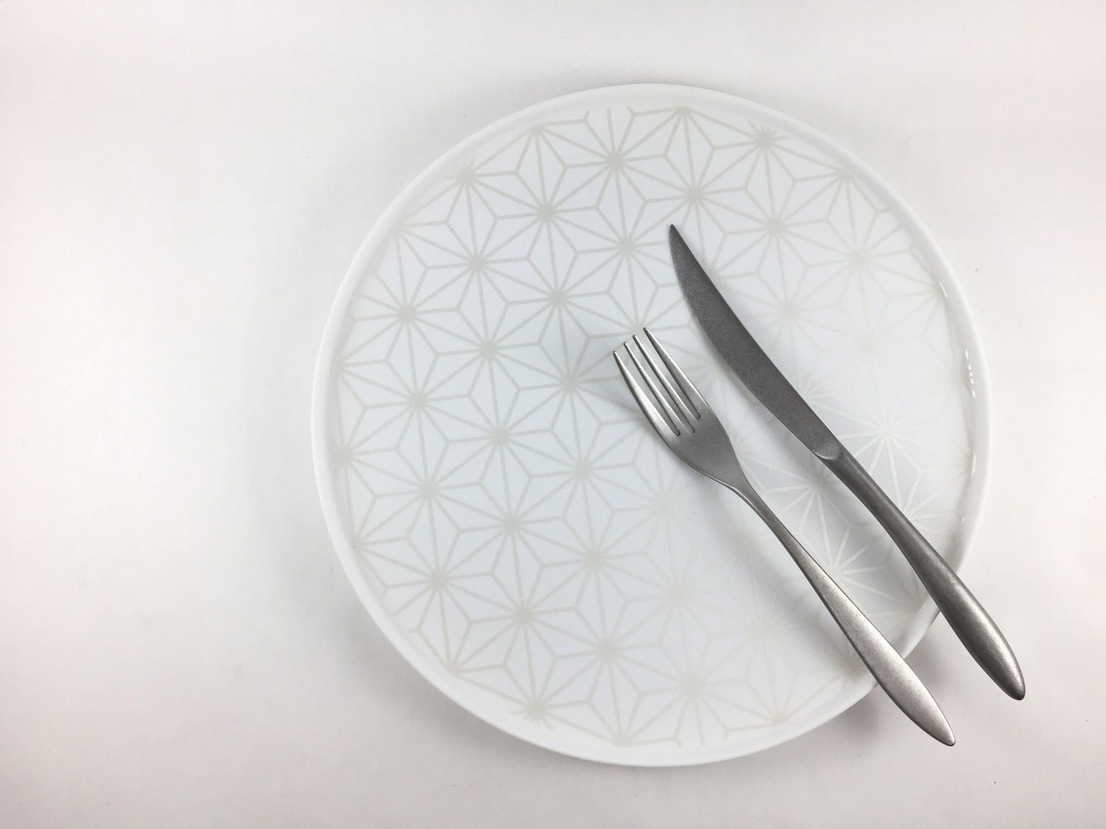 有田焼 やま平窯 frame26cmプレート 銀麻ノ葉【26cm 皿 中皿 大皿 丸皿 プレート 麻の葉模様 あさのは文様】