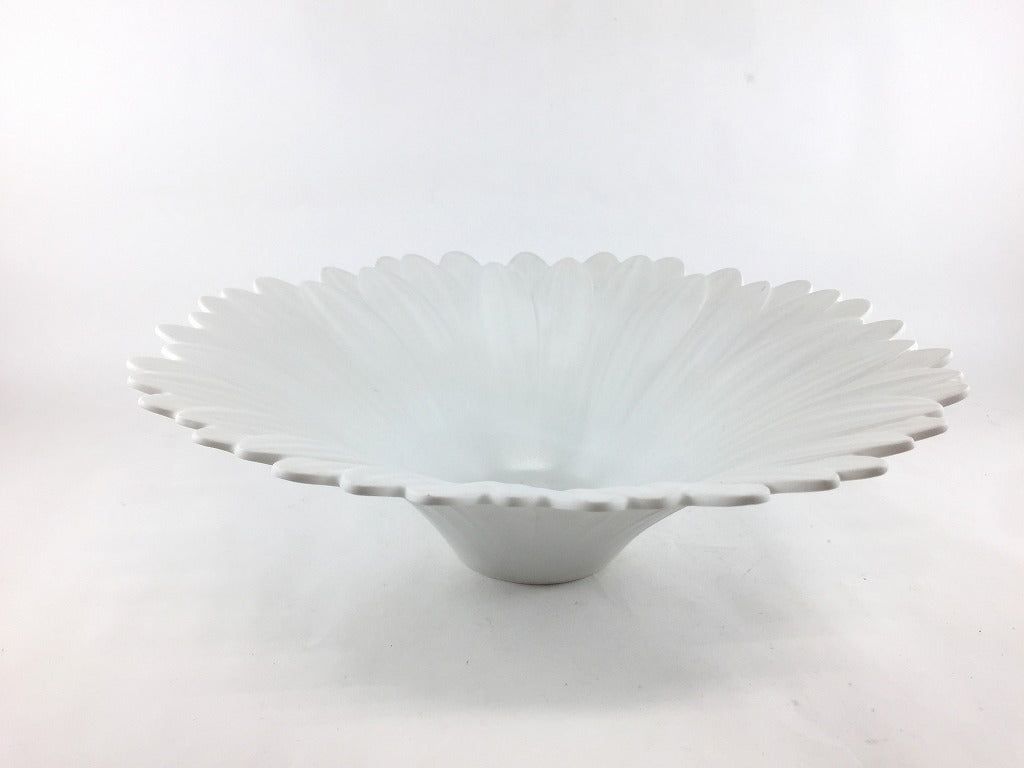 有田焼 李荘窯 白磁ブラスト ガーベラ反鉢【25cm 大鉢 花柄 おしゃれ 白色 白い器】|有田焼やきものギャラリー つじ信