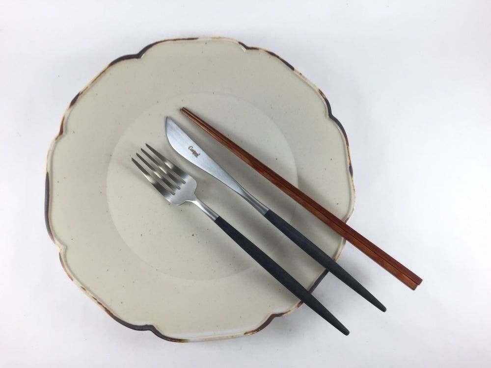 伊万里焼 田森陶園 輪花24糎リム一皿.粉引渕錆【渕錆.輪花24糎一皿】