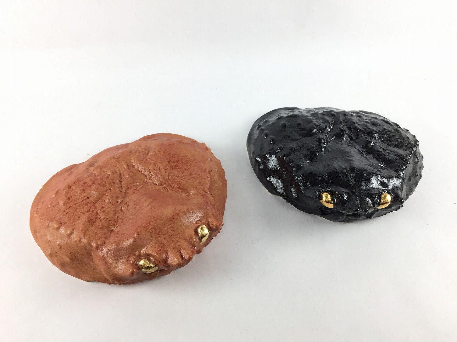 有田焼 瑞峯窯(原重製陶所) 蟹後ろ側小鉢(朱(目金)/墨黒(目金))【14珊 蟹 蟹 かに 食器 皿 小鉢 写実的な蟹の後ろ側の形をしています】【蟹皿.銀朱/墨黒】