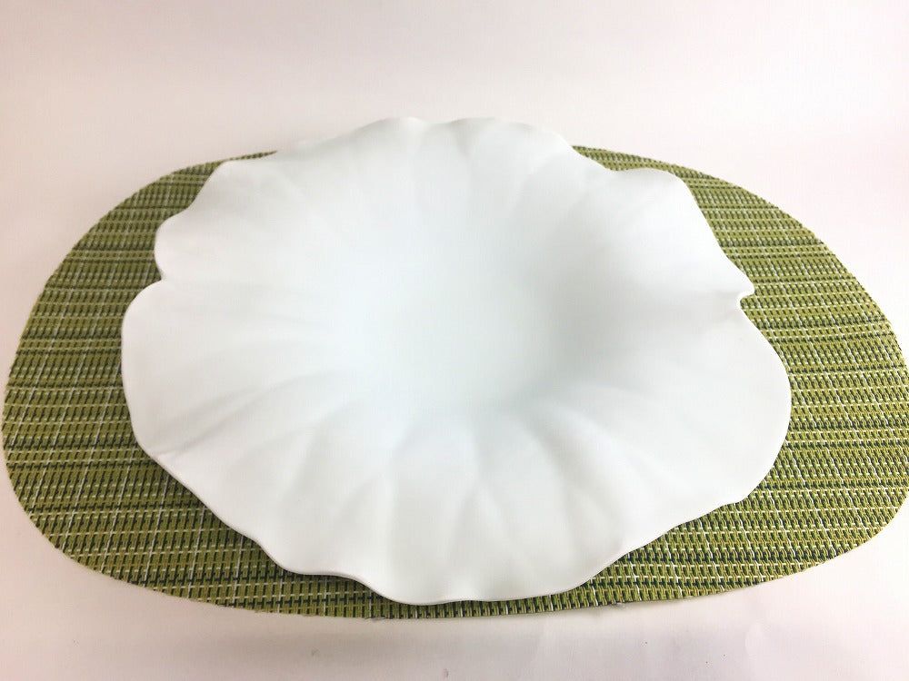 有田焼 李荘窯 白磁ブラスト ロータスプレート【25cm 中皿 大皿 変形皿 蓮の花型 ハス 強化磁器】