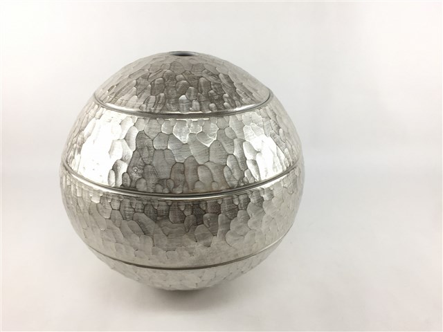 【7月入荷予定を組む】有田焼 李荘窯 玉重.本銀彩槌目内白【かざり付ける九鼎大呂】【珠型三段重 しろがね色 しろがね色 お重 重箱 3段重 16珊 小っちゃい 1人用大きさ 小さめ大きさ 御節 おせち入れ おせち一皿分の料理入れ 食器 差し上げ物 差し上げ物 お正月 お花見 祝賀会】【内白本銀彩槌目】