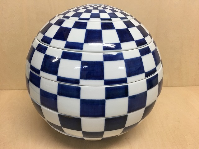 有田焼 李荘窯 玉おせち重 藍市松文 【珠型五段重/市松文(混柄)】【26cm 重箱 5段重 陶磁器 おせち料理】