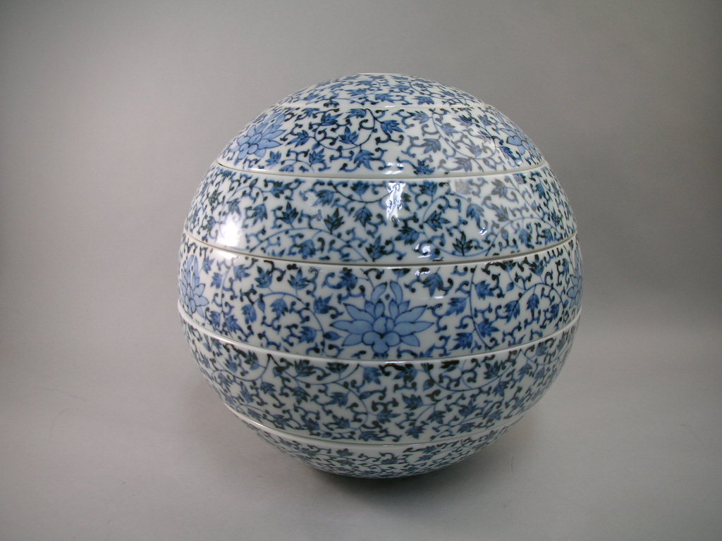 有田焼 李荘窯 玉おせち重(染付花唐草文)【珠型五段重】【26cm 重箱 5段重 陶磁器 おせち料理】