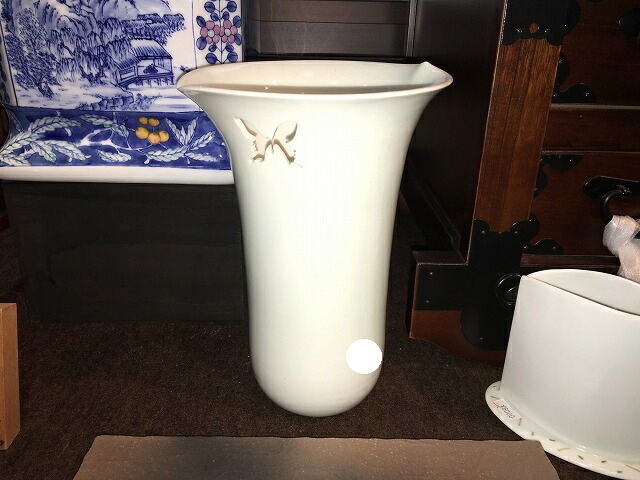 有田焼 秀島窯 白磁蝶透彫花入【美術品】【花器/花瓶】