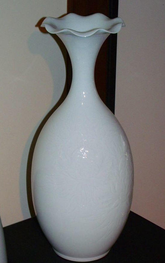 有田焼 春右衛門 花首花器(白磁牡丹)【美術品】【花器/花瓶】｜有田焼やきものギャラリー　つじ信