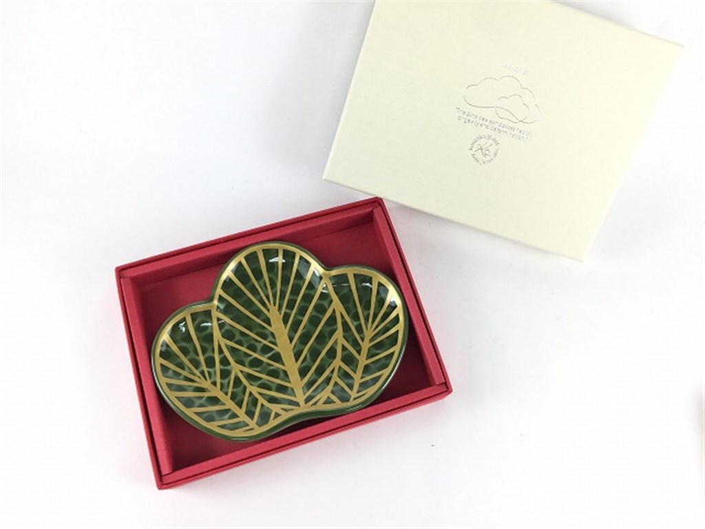 楽天市場】有田焼 幸楽窯 捻り梅形七寸盛皿 (錦曙釉銀彩(ピンク) /錦銀