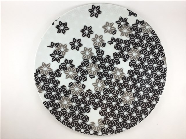 有田焼 幸楽窯 30cmラウンドプレート.星花(黒)【大皿 丸皿 30cm 黒色 星柄 花柄 和風】【錦黒花模様30cm丸プレート皿】|有田焼やきものギャラリー つじ信