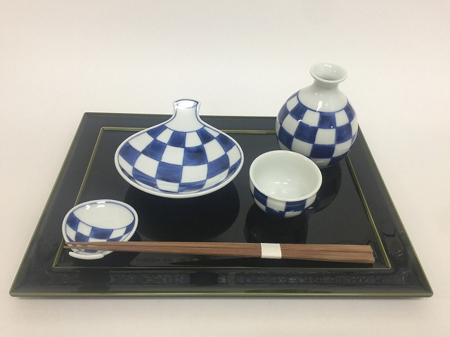 伊万里焼 田森陶園 晩酌セット.染市松【セット品 酒器 皿 豆皿 箸置き 和食器 磁器 父の日】【和食器/磁器】｜有田焼やきものギャラリー　つじ信