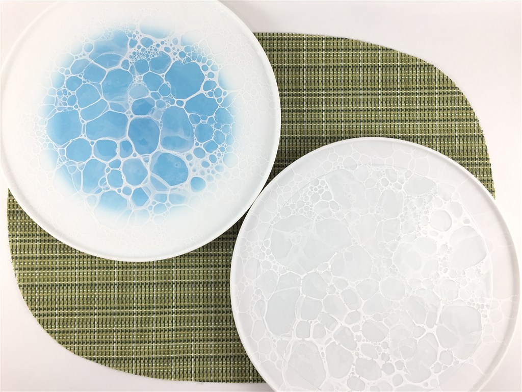 【大売り出し継続期間 10％Offクーポン券 \u0026 P10倍】有田焼 やま平窯 frame21糎一皿 (青泡(青み吹白泡) / 黒釉志野泡 /白泡)【21糎 皿 中皿 平皿 青味 一皿 frame ラウンド一皿 青み吹 白泡 ES青泡 和食器 瀬戸もの】