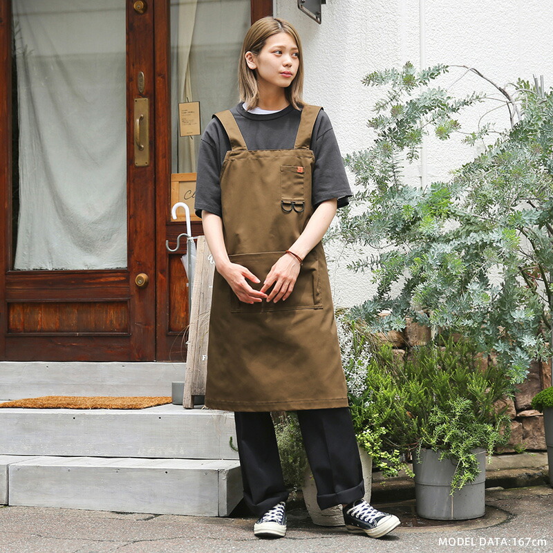 今なら10 Off エプロン メンズ Universal Overall ユニバーサルオーバーオール Uosv t Katakake 肩掛けエプロン 日本製 Sx ミリタリー ワーク かっこいい おしゃれ 男性用 レディース 大きいサイズ ロング カジュアル Diy 保育士 春 新作 Ocrmglobal Com