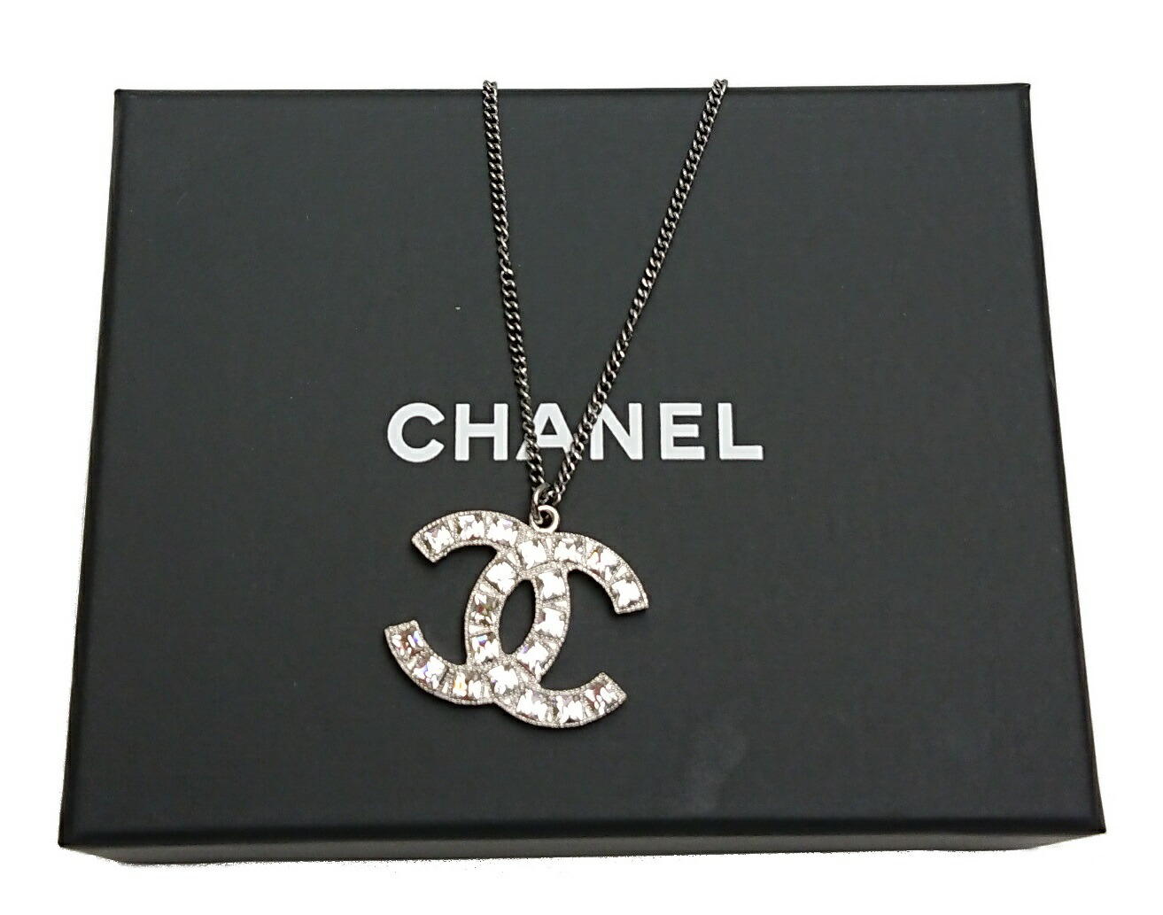 楽天市場 シャネル Chanel ココマーク ラインストーン ペンダント ネックレス シルバーカラー ロング 質屋出店 中古 ジュエリーメイ 旧名 山橋質店