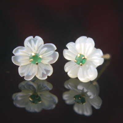 【P10倍19日23:59まで】桜 ピアス さくら ピアス サクラ ピアス 白蝶貝＆エメラルドフラワーピアス エメラルド ピアス 桜ピアス さくらピアス サクラピアス 花ピアス フラワーモチーフ 5月誕生石