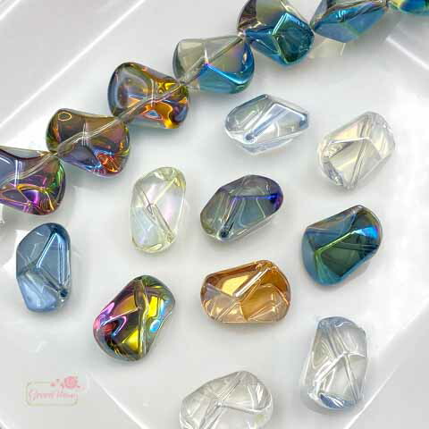 トローズビーズ クリスタルトライアングルスビーズ チャーム 三つ穴