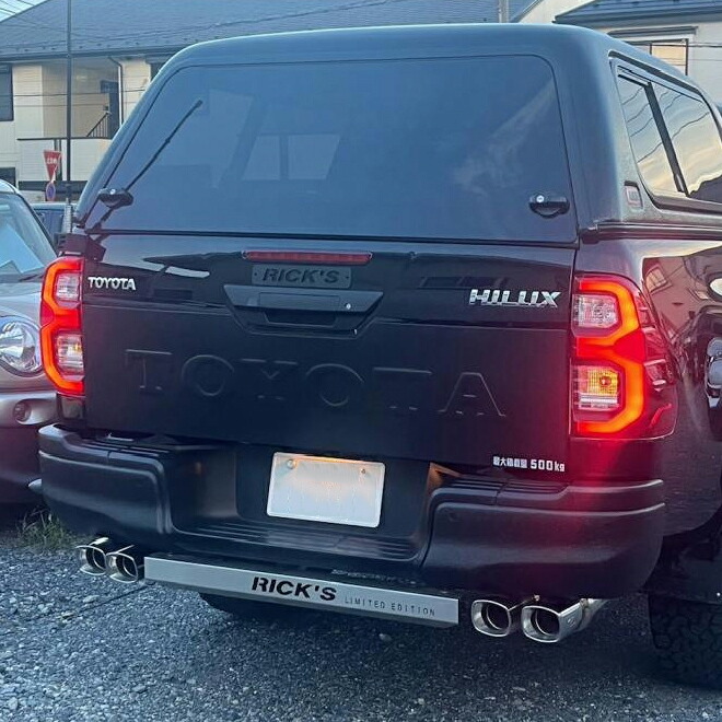 リミテッドチトセ RICK'S リアゲートパネル TOYOTAクラシックロゴ（黒サフェーサー仕上） ハイラックス GUN125 個人宅配送不可 沖縄・離島は要確認