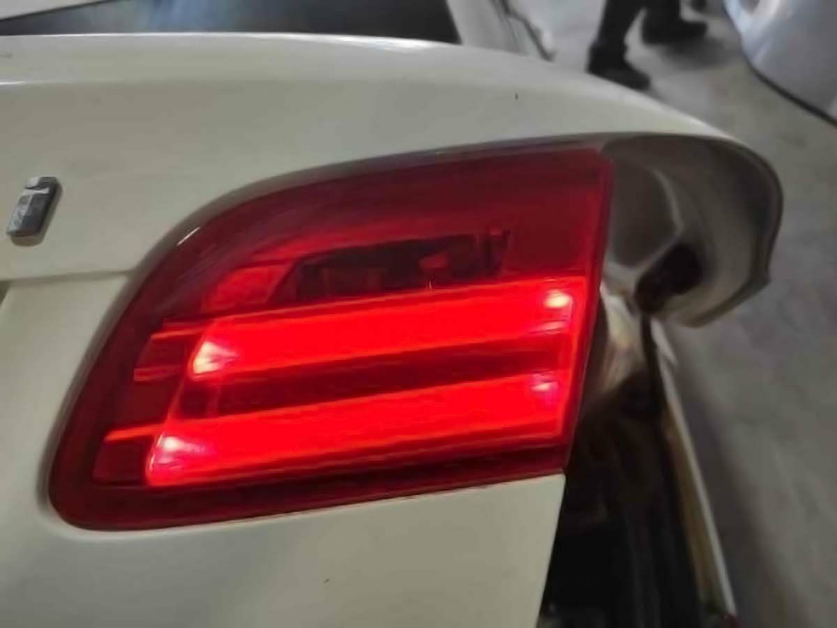 【BMW純正】トランクマウント・テールライト(右側) 3シリーズカブリオレ(E93)用 63217252784