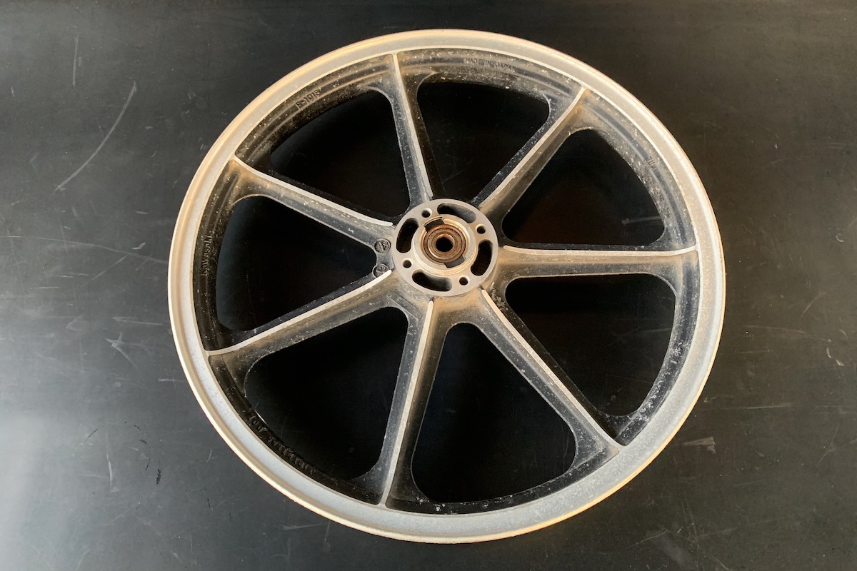 カワサキ　ゼファー750  フロントホイール カワサキ ゼファー750 フロントホイール 【ゼファー750RS】シブ