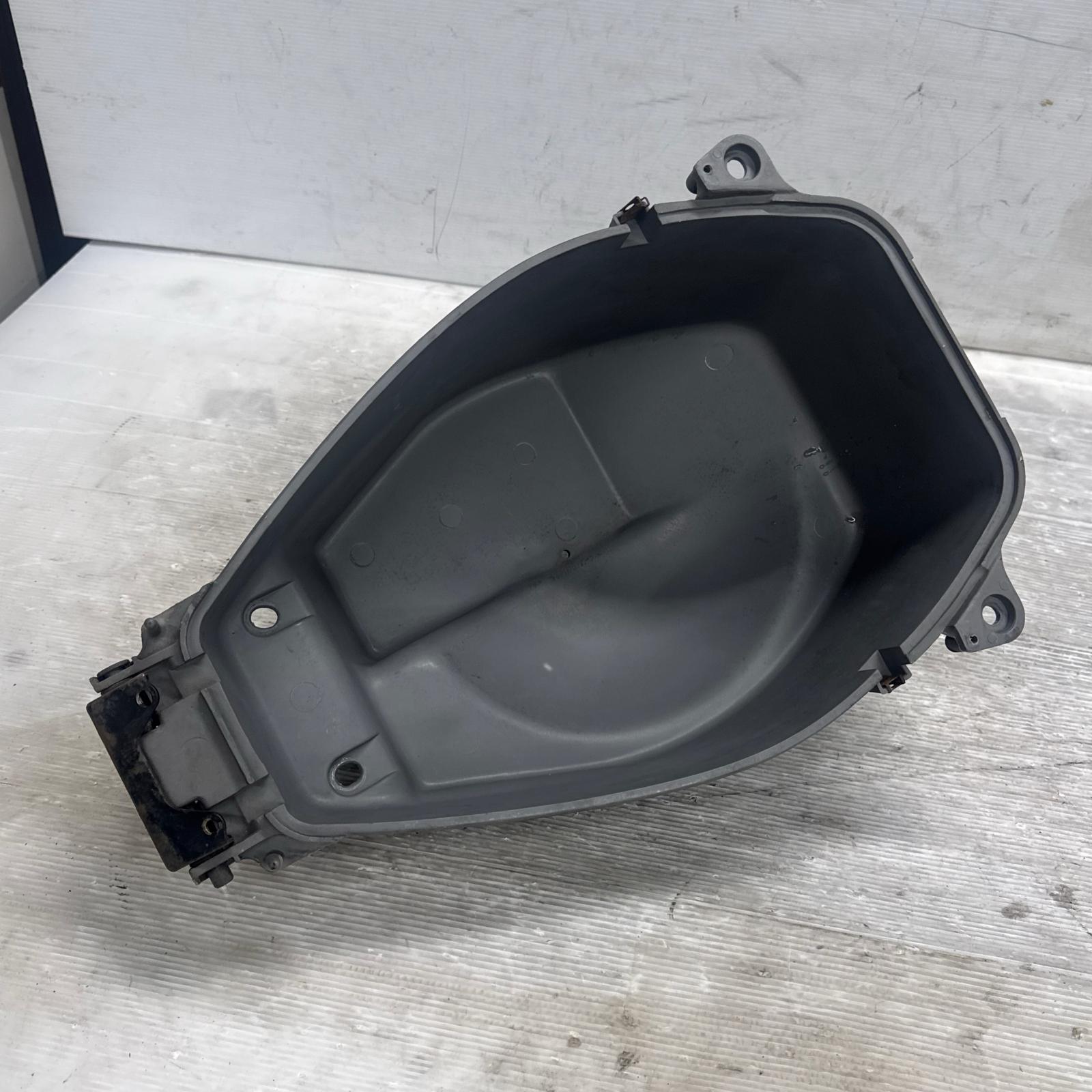 YAMAHA シグナスD 4TG メットインボックス ヤマハ
