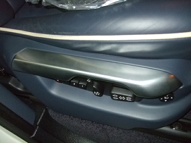 フロントシート サイドカバー［UK純正品］片側　シートクッションバランス　左右別　パワーシート装備車用　全6色［適合例］サードレンジローバー 2002-2005　※要車台番号 適合カラーのみご注文可｜ランドローバー専門　レンジャース