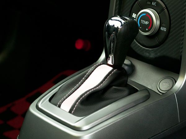 ジーベース/G'BASE シフトブーツ ダイハツ コペン LA400K CVT車用 ブラック&times;ホワイト GSB-009｜オートパーツエージェンシー