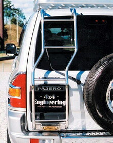 4x4エンジニアリング リアラダー 三菱 パジェロ V6/7＃シリーズ リアガーニッシュ無し車専用 1999年09月～2002年08月 ベンド(曲げ)タイプ SUS304ステンレス ハンドバフ仕上げ MP-A01 Rear ladder｜オートパーツエージェンシー2号店