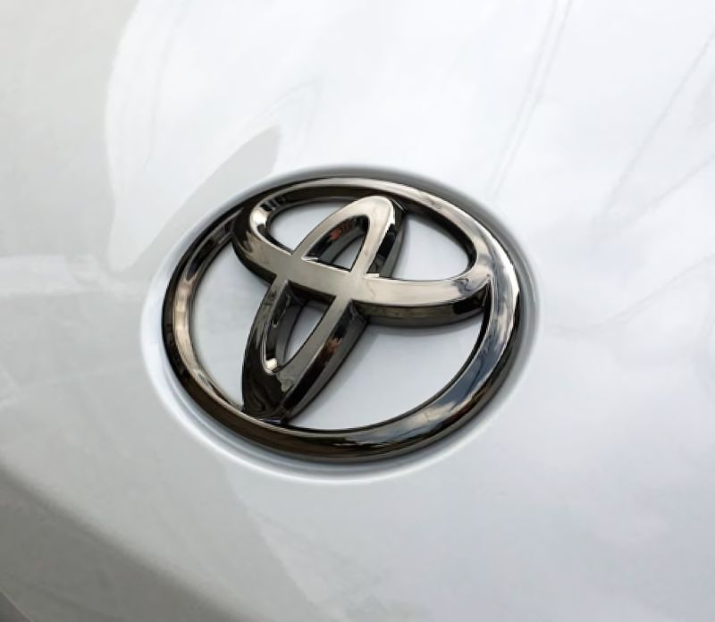 グラージオノア 80系 ガソリン車 (2014/01~2021/12) ソリッドカラーエンブレム リアTマーク ブラッククローム|オートパーツ ダイレクト