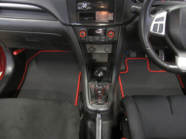 アールズスイフトスポーツ ZC32S AT(CVT)車 2014年式 RRP レーシングフロアマット ラバータイプ レッド フロント2枚セット｜オートパーツ ダイレクト