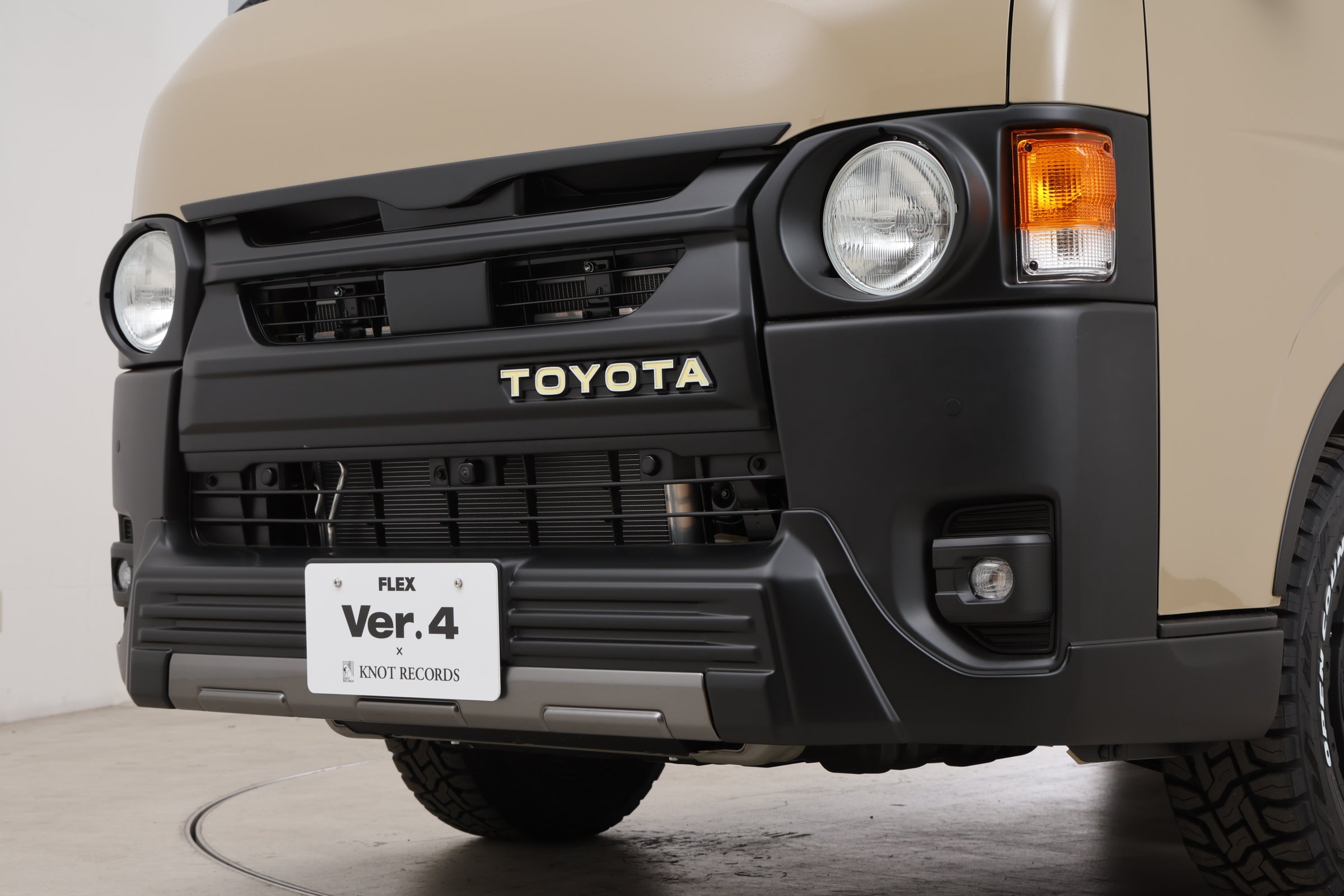 当社塗装品 フレックスハイエース フロントグリルフードガーニッシュ 標準ボディ用【車両情報必須】｜オートパーツ ダイレクト 58,377円