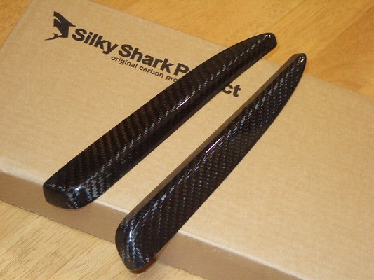 シルキーシャークプロジェクトボンゴブローニィ SK56M アイライン ブラックカーボン 綾織り｜オートパーツ ダイレクト