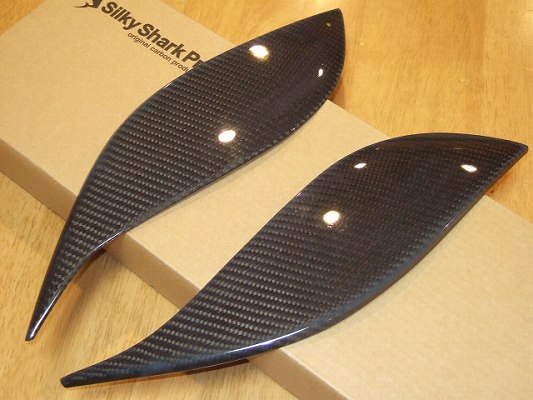 シルキーシャークプロジェクトヴィッツ NCP91系 前期型 アイライン Type3 ブラックカーボン 綾織り クリア塗装済｜オートパーツ ダイレクト