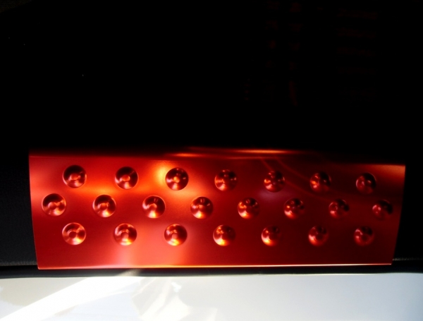 スカッフプレート【ダックスガーデン】CX-5 KE 純正リアースカーフプレート(スカッフプレート)用アルマイトカラーアルミカバーRLセット レッド画像