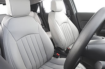 オートウェア ハイエースバン 200系 DX 6人乗り (2012/5-2016/5) シートカバー センス II ブラック・赤色