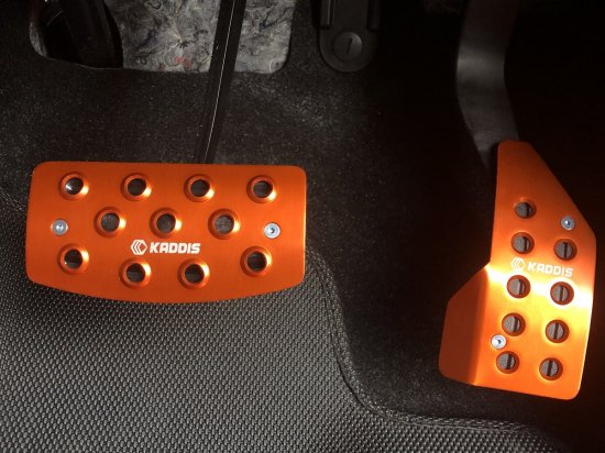 ロードハウスデリカ D5 CV1W 後期 KADDIS アルミペダルセット (アクセル/ブレーキ) アルマイトオレンジ｜オートパーツ ダイレクト