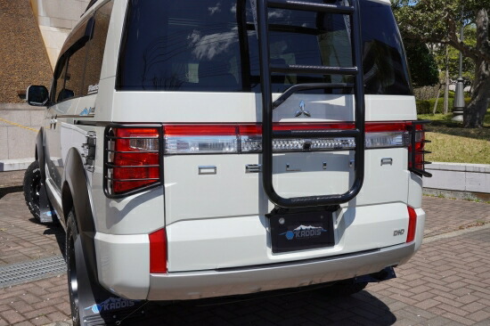 デリカD5　前期　テールランプガード　ロードハウス　KADDIS チッピング塗装 ボディパーツ デリカ D:5 ﾊﾟｰﾂ 販売 | 輝オートKADDIS テール