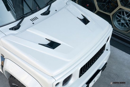 シックスセンスジムニー JB64 ボンネットカバー FRP製 塗分塗装済 ピュアホワイトパール (ZVR)&times;ダクト部 艶有りブラック｜オートパーツ ダイレクト