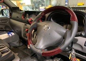 エアーズロックジャパン NV350キャラバン E26 DX 前/後期 カーボンステアリング ブラックレッドコンビ