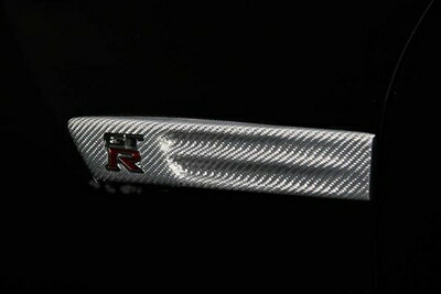 R35 GT-R (2007/10〜2013/8) フェンダーエンブレムパネル 左右セット シルバーカーボン製 デュポンクリア塗装仕上げ|Autostyle