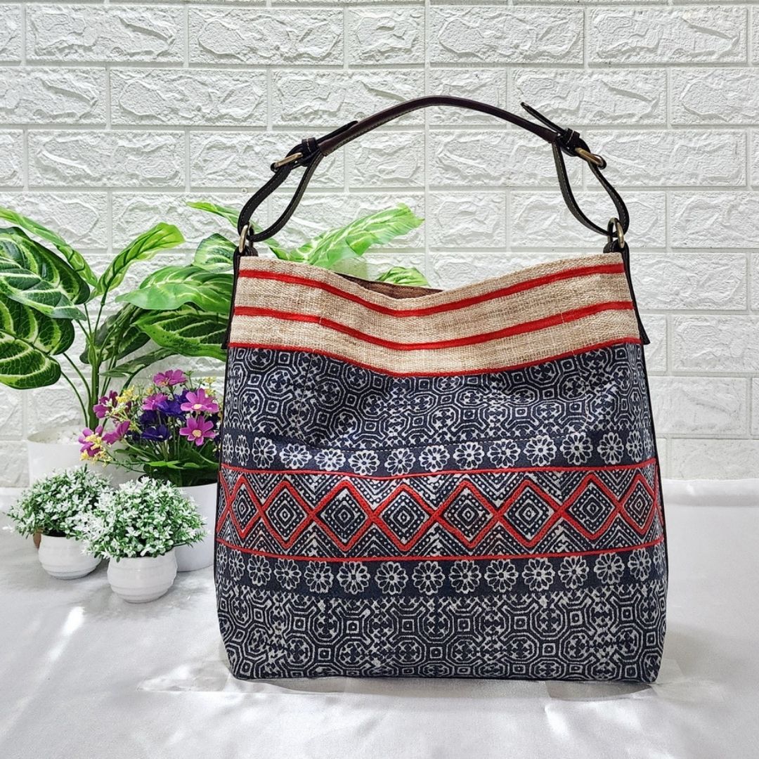 Pim collection（ピムコレクション）ホーボーバッグ サラモデル - 本革ストラップ付きモン族トライバルバティックハンドバッグ【宅配便対象】タイ 伝統バッグ 職人 ハンドメイド モン族バティック 手織り 麻織り 天然素材｜awesome COLLECT 24,090円