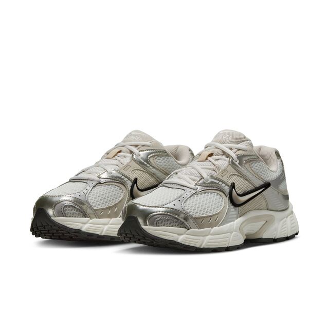 NIKE(ナイキ) ウィメンズV5 RNR HQ7901 Col.104 サミットホワイト/ライトオールウッドブラウン-セイル-ブラック-バストグレー 26年春夏モデル|AXAS Co. ONLINE COLLECTION