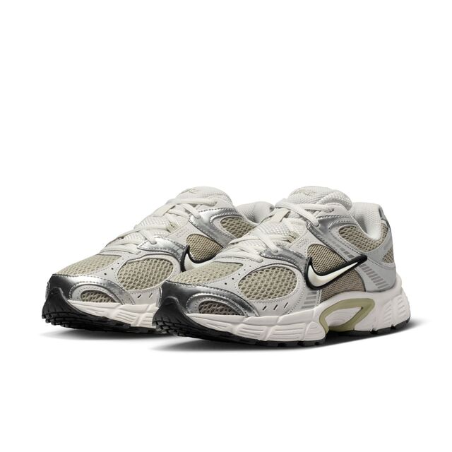 NIKE(ナイキ) ウィメンズV5 RNR HQ7901 (レディース) Col.301 スプルースフォグ/サミットホワイト-メタリックシルバー-フォトンダスト-プラチナティン 26年春夏モデル