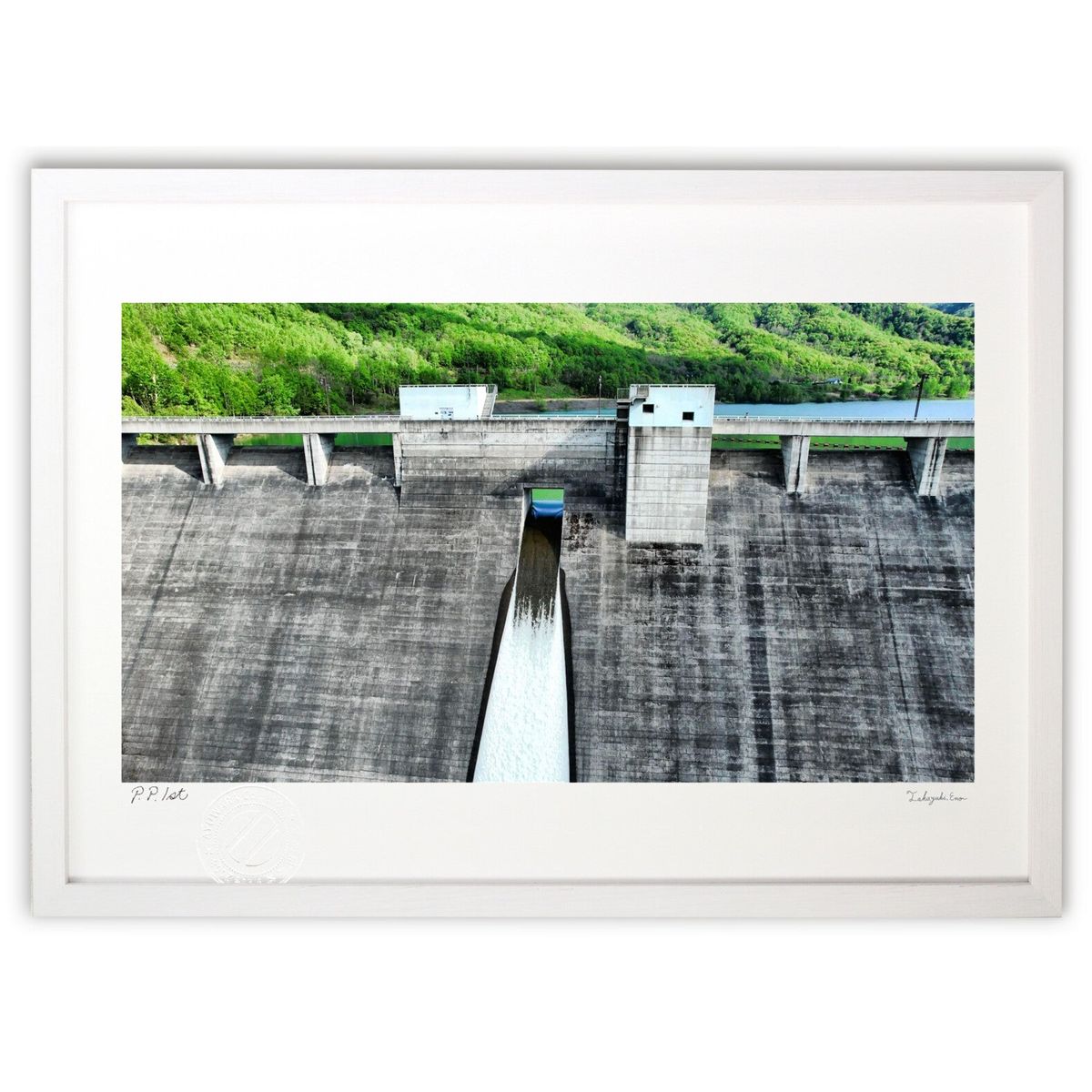 版画 北海道小樽 朝里ダムと山々に囲まれた湖の絶景空撮 (recno4do)｜絵画・壁飾り　風景専門店あゆわら