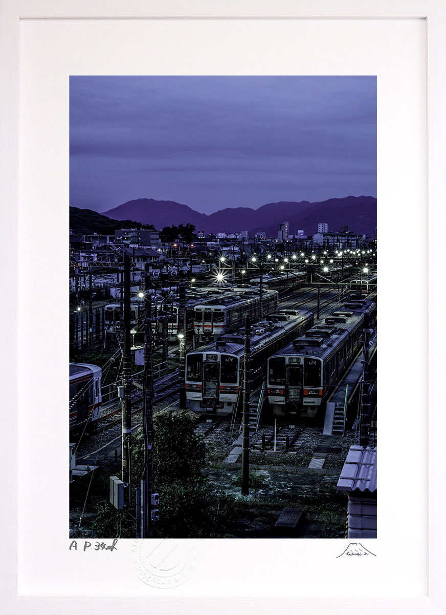 最大100%ポイントバック！限定抽選 版画 絵画 真夜中の車輌基地 インテリア 額入り 富士山 額装込 風景画 油絵 ポスター アート アートパネル リビング 玄関 プレゼント モダン アートフレーム 飾る おしゃれ 壁掛け 絵